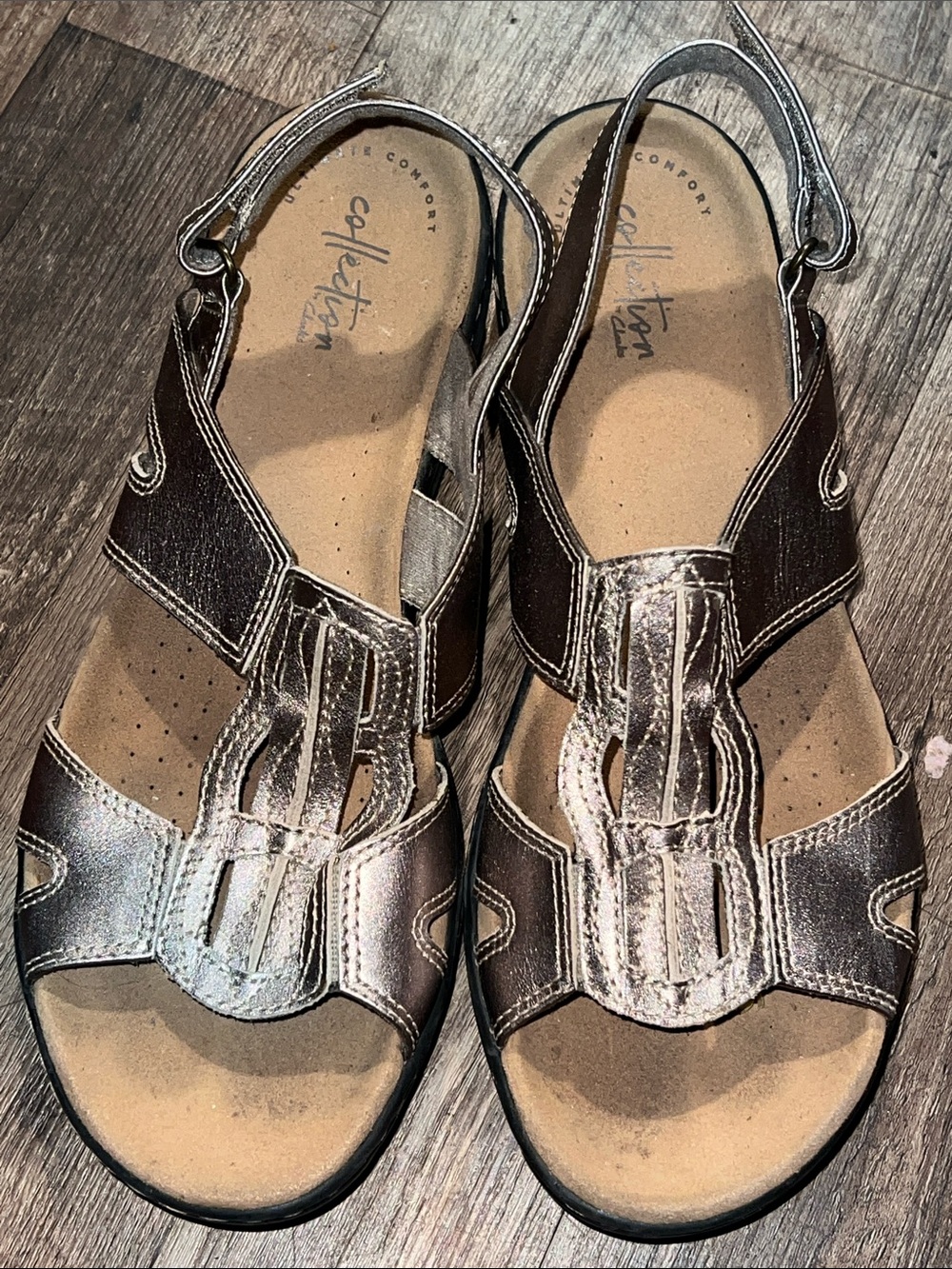 Clarks / metallic bronze sandals Comfortable design with adjustable straps.